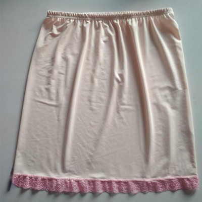 Sieviešu elastīgs viduklis pussvārki apakšsvārki īsa kleita sieviešu piena zīda balta mežģīnes piepilsētas birojā sieviete pret tukšu