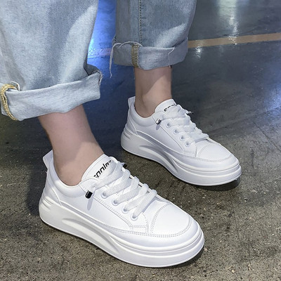 Moteriški sportbačiai, 2023 m. Nauji pavasario vasaros mados kvėpuojantys vulkanizuoti batai Odiniai platforminiai batai, balti suvarstomi laisvalaikio batai