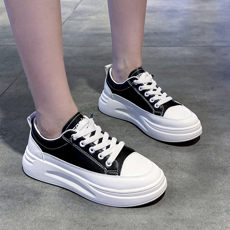 Moteriški sportbačiai, 2023 m. Nauji pavasario vasaros mados kvėpuojantys vulkanizuoti batai Odiniai platforminiai batai, balti suvarstomi laisvalaikio batai