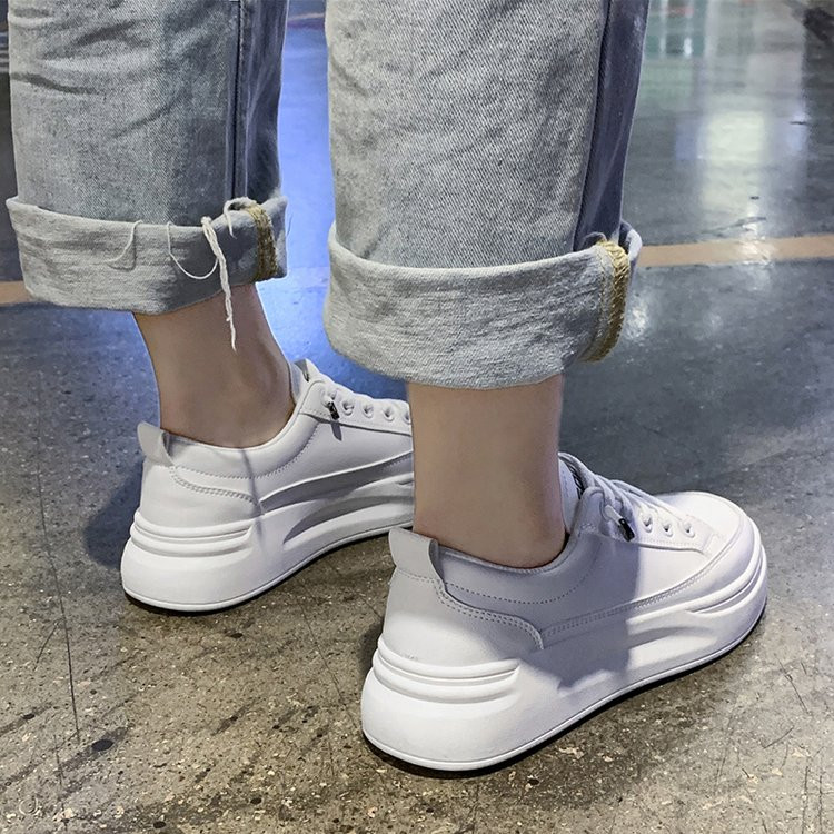 Moteriški sportbačiai, 2023 m. Nauji pavasario vasaros mados kvėpuojantys vulkanizuoti batai Odiniai platforminiai batai, balti suvarstomi laisvalaikio batai