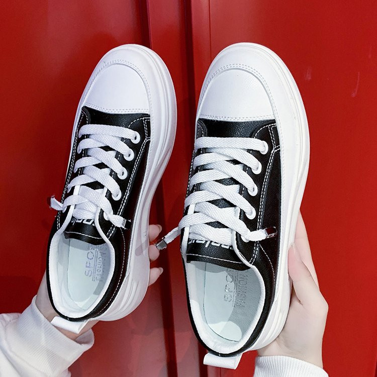 Moteriški sportbačiai, 2023 m. Nauji pavasario vasaros mados kvėpuojantys vulkanizuoti batai Odiniai platforminiai batai, balti suvarstomi laisvalaikio batai