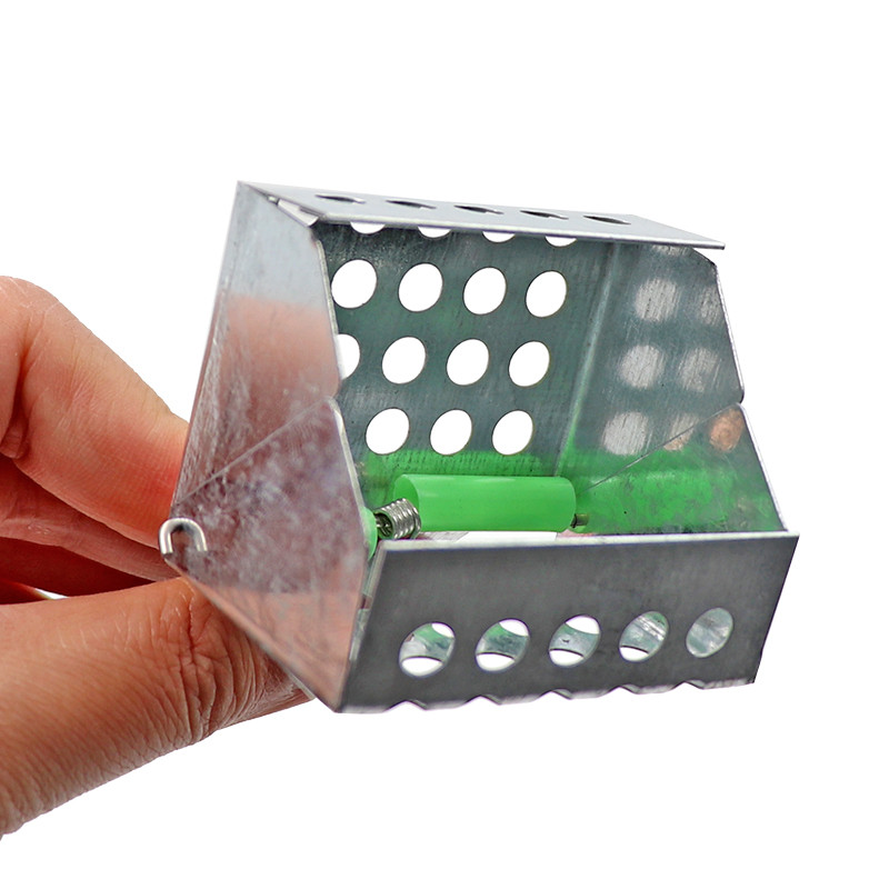 1 vnt. bičių karalienės gaudyklės segtukas, plieninis narvas, bitininkystės įrangos įrankis, bitininko įrangos izoliavimo kambarys