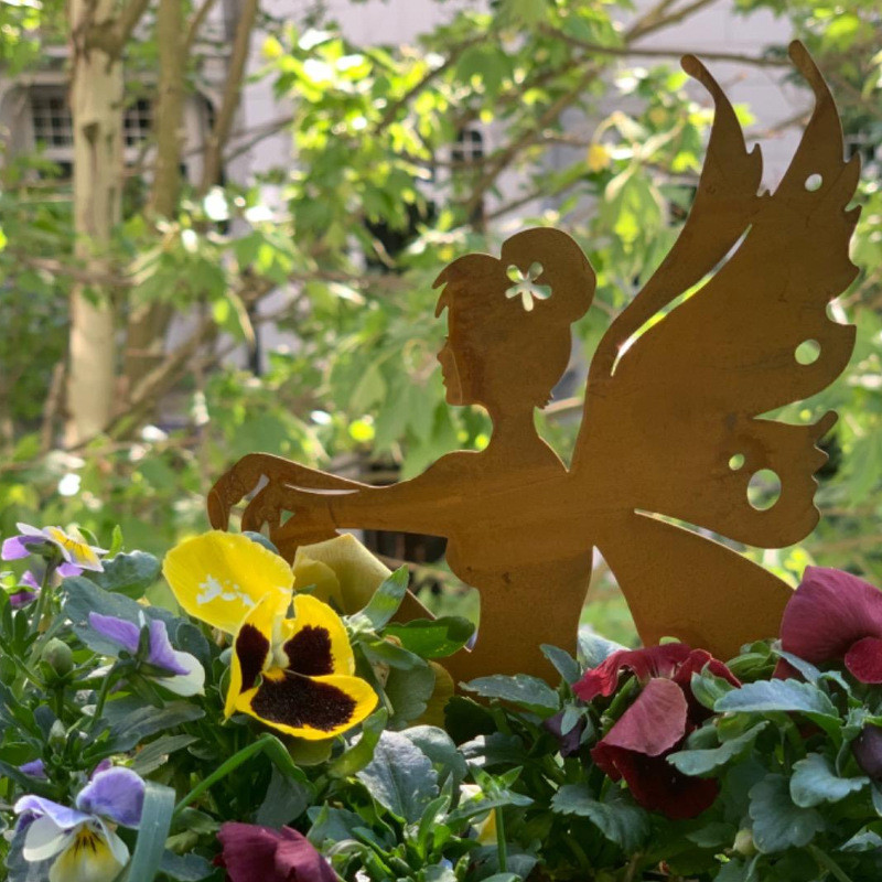 Liblikahaldjas aia metallist rauast käsitööripats Aiakaunistus sise- ja väliskaunistus Miniatuurne kujukeste muru dekoratiiv