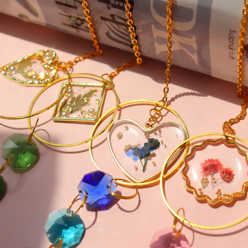 Kristály szélcsengő prizmás napfogó, fém függő ablak medál, szivárvány fényfogó, színes gyöngyök kerti dekorációval