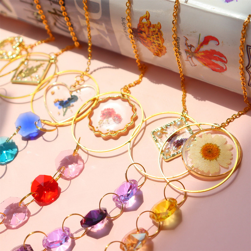 Kristály szélcsengő prizmás napfogó, fém függő ablak medál, szivárvány fényfogó, színes gyöngyök kerti dekorációval