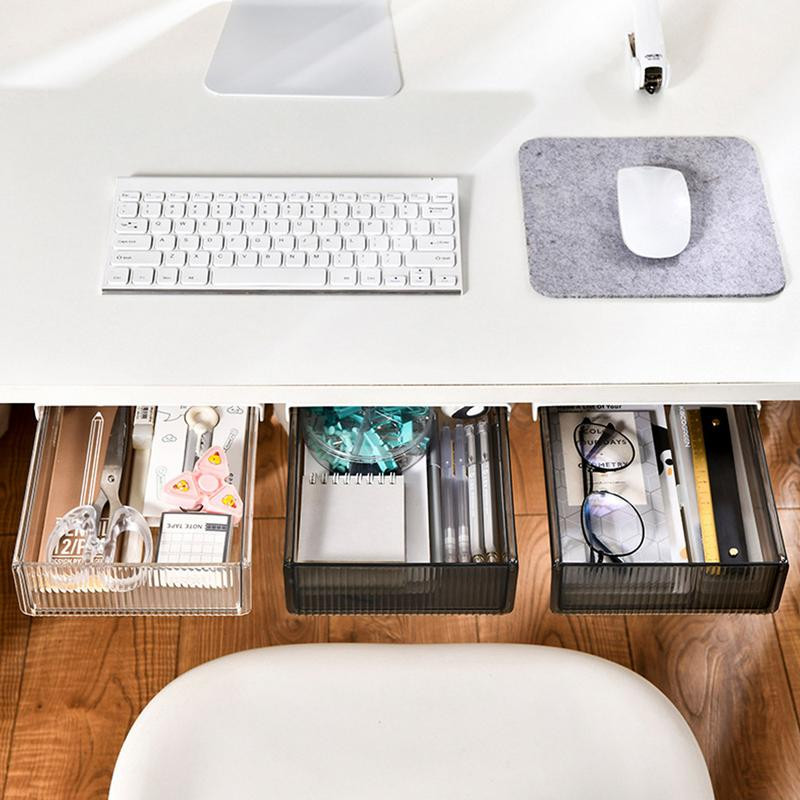 Po stalo stalčiais Permatomos raštinės reikmenų laikymo dėžutės, skirtos namų biurui, mokyklos stalui laikyti ir sutaupyti