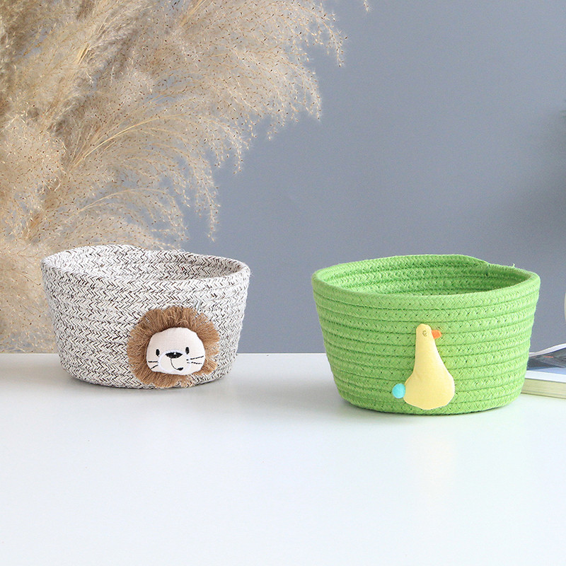 Karikatūras dzīvnieki, ar rokām austi glabāšanas grozi, bērnu rotaļlietas.