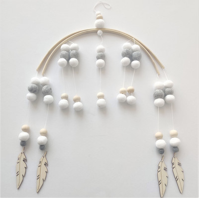 Ins Ziemeļvalstu vēja zvans Plīša bumba koka krelles Mazuļa bērni Guļamistabas istabas dekors Roku darbs pie sienas rotājumi Foto rekvizīti Vēja zvans