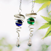 Nerūsējošā tērauda metāla spirāle, rotējoša kristāla bumba, vēja zvani, eņģeļa asaras, kristāla prizma, saules ķērējs, piekarināms automašīnas piekarināmais mājas dekors