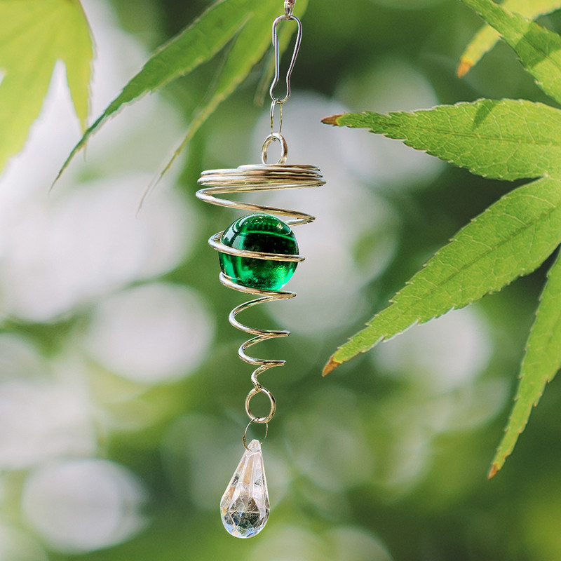 Nerūsējošā tērauda metāla spirāle, rotējoša kristāla bumba, vēja zvani, eņģeļa asaras, kristāla prizma, saules ķērējs, piekarināms automašīnas piekarināmais mājas dekors