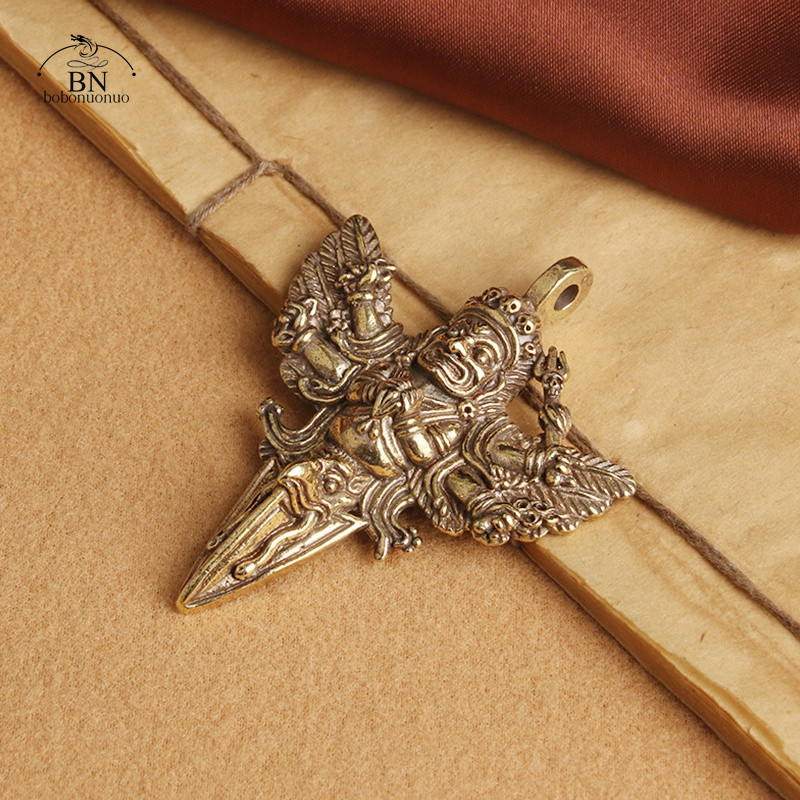 Misiņa Vadžra-Jakstu piesta Vadžras figūriņas Virves piekariņi Tibetas budisma piekariņi Misiņa mašīnas atslēgām piekarināmie mājas rotājumi