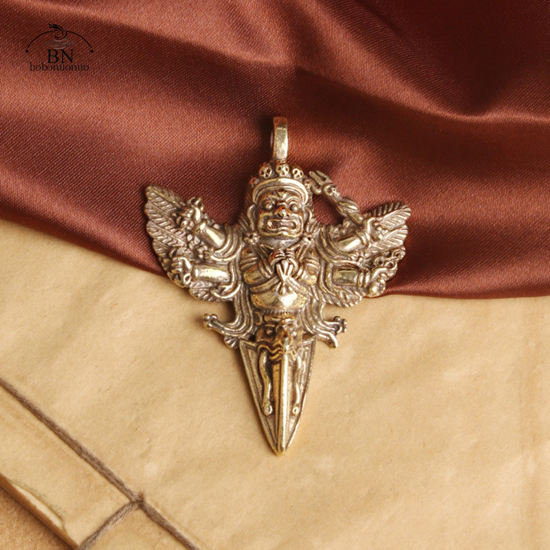 Misiņa Vadžra-Jakstu piesta Vadžras figūriņas Virves piekariņi Tibetas budisma piekariņi Misiņa mašīnas atslēgām piekarināmie mājas rotājumi