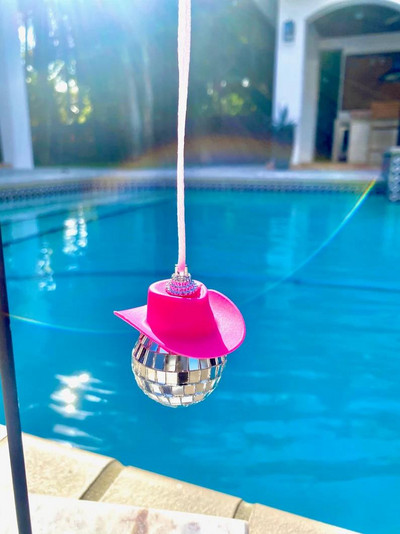Pink Cowgirl CowBoy Hat Car Charm Galinio vaizdo veidrodėlis Kabantis Disco Ball Bling Raktų pakabukas Vakarų Priedai Krepšys Dekoras Automobilio perdarymas