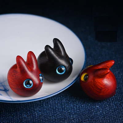 Миниатюрни фигурки Kawaii Rabbit Резба от червено сандалово дърво Скулптура Занаяти Орнаменти за бюро Фея Градина Стая Декор Подарък за рожден ден