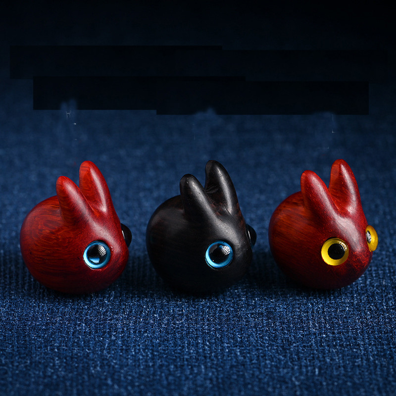 Kawaii triušio miniatiūrinės figūrėlės Raudonos sandalmedžio raižybos skulptūros amatų stalo papuošalai Pasakų sodo kambario dekoras Gimtadienio dovana