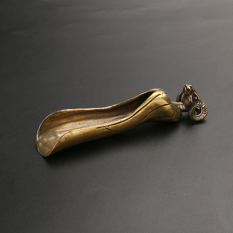 Jaunākā tējas karote, lāpsta misiņa vara kazas galva, kafija melnā tējas karote, pulveris, tējkarote, tējkarote, tējas ceremonija, figūriņas, miniatūras