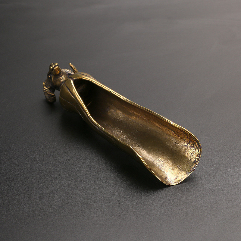 Jaunākā tējas karote, lāpsta misiņa vara kazas galva, kafija melnā tējas karote, pulveris, tējkarote, tējkarote, tējas ceremonija, figūriņas, miniatūras