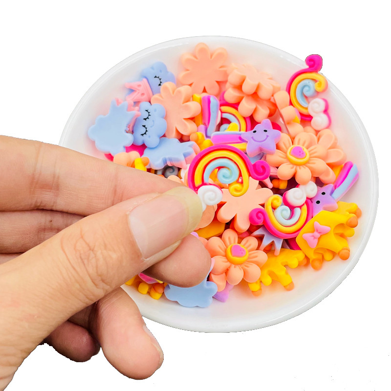 20 vnt. Naujas mielas mini animacinis filmas karūna vaivorykštės debesis, plokščia nugara Derva, iškarpų knyga „pasidaryk pats“ papuošalai, ausiniai, amatų dekoravimo priedai