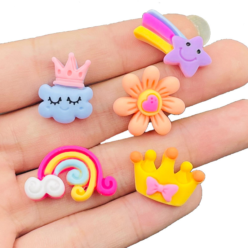 20 vnt. Naujas mielas mini animacinis filmas karūna vaivorykštės debesis, plokščia nugara Derva, iškarpų knyga „pasidaryk pats“ papuošalai, ausiniai, amatų dekoravimo priedai