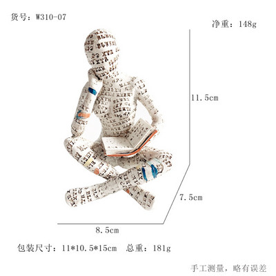 Moteris, kuri skaito popieriaus masės formeles, deda dirbinių dervą, deda gaminių knygų lentyną, kad papuoštų namų apyvokos reikmenis