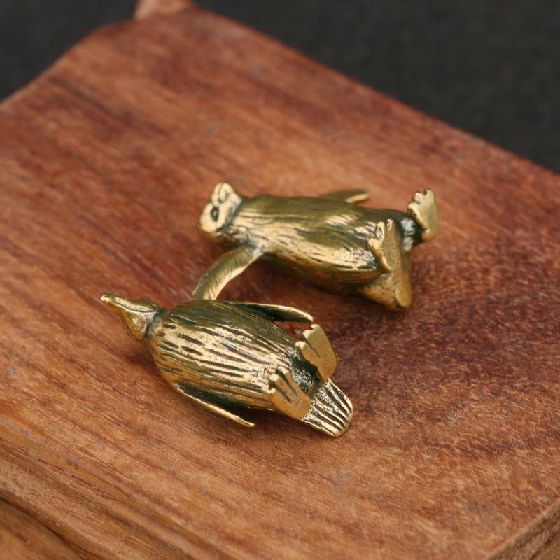 Juokingi žalvariniai stovintys mažo pingvino statulėlės Dekoratyviniai niekučiai Kūrybiškumas Jūrų gyvūnai Mieli amatų kolekcija vaikams