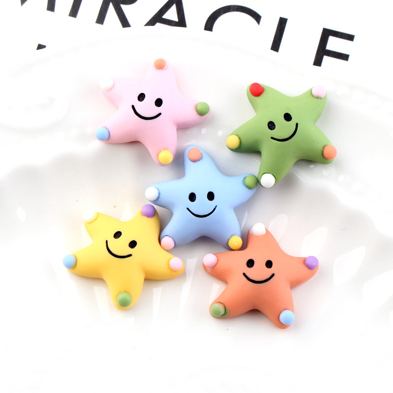 10db Kawaii Resin Smile Starfish Ötcsillagos miniatűr Cabochon Art Supply Barkács fülbevaló Kézműves dekoráció Házi Ajándék Telefon Deco