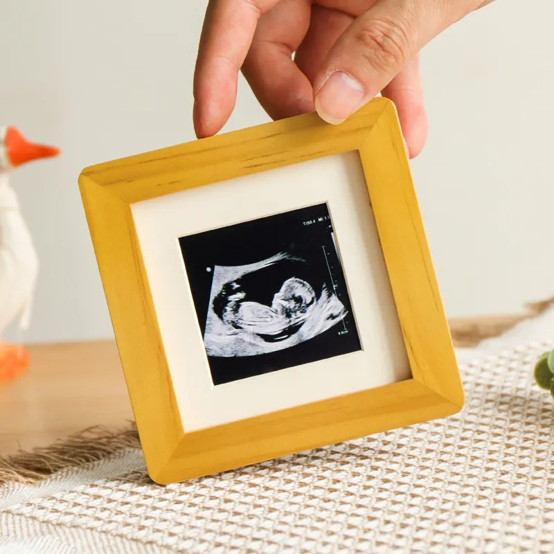 Četru dimensiju krāsu ultraskaņas attēls ar mazuļa masīvkoka biroja darbvirsmas mazu fotoattēlu rāmi, bērna augšanas rekorda foto rāmis