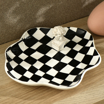 Северна керамична тава Творческа черно-бяла шахматна дъска Тави за съхранение на бижута Декоративни чинии за десерт Чиния Декорация на дома