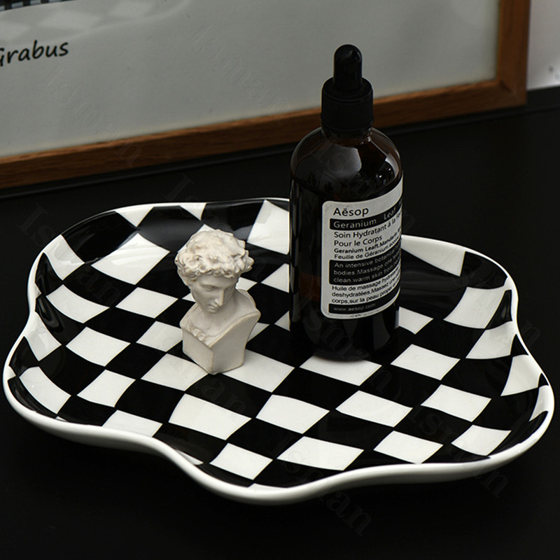 Šiaurės šalių keramikos padėklas Creative Juoda balta šaškių lenta papuošalų laikymo padėklai Dekoratyviniai desertiniai indai Lėkštės namų apdaila