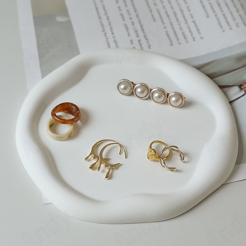 Modernus gipso laikymo padėklas Creative netaisyklingo storio krašto miegamojo papuošalų organizatorius Europos namų popietės arbatos desertų padėklai