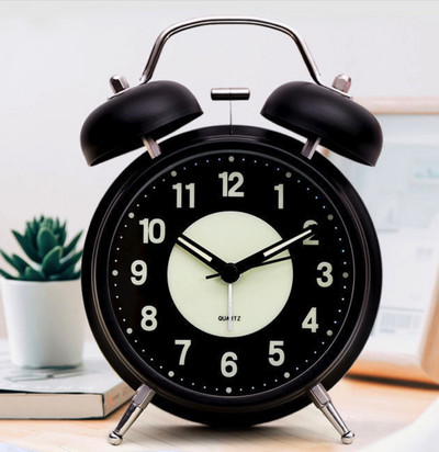 Kluss, nemierīgs analogais kvarca 4 collu ar baterijām darbināms dubultzvana skaļš modinātājs ar fona apgaismojumu guļamistabai