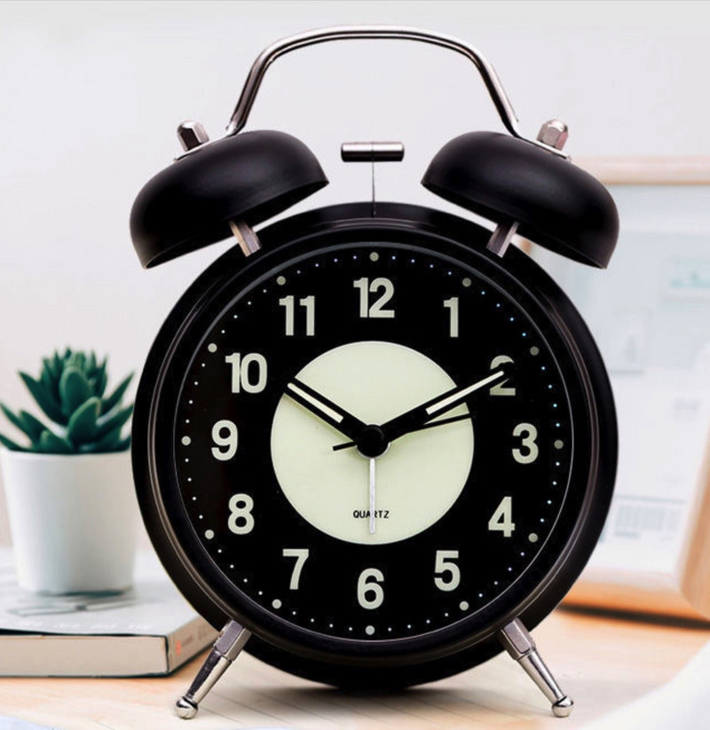 Kluss, nemierīgs analogais kvarca 4 collu ar baterijām darbināms dubultzvana skaļš modinātājs ar fona apgaismojumu guļamistabai