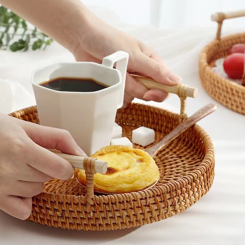 Apaļi pārtikas uzglabāšanas šķīvji, ar rokām austi rotangpalmas uzglabāšanas paplāte ar koka rokturi, pīts mājas augļu paplāte Augļu kūkas pārtikas šķīvis