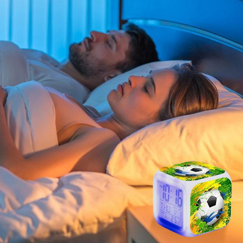Digitālais futbola modinātājs Radošs LED guļamistabas pulkstenis ar krāsainu gaismu, lai rādītu laiku Nedēļas mēneša temperatūras rādīšanai pieaugušajiem