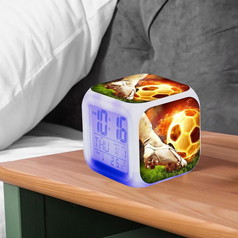 Digitālais futbola modinātājs Radošs LED guļamistabas pulkstenis ar krāsainu gaismu, lai rādītu laiku Nedēļas mēneša temperatūras rādīšanai pieaugušajiem