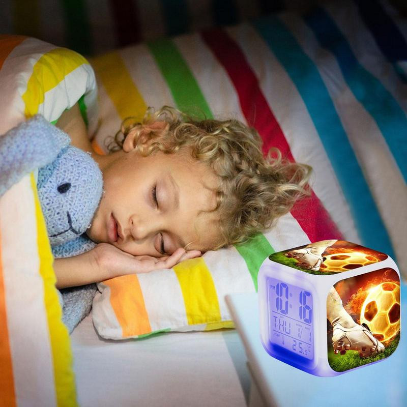 Digitālais futbola modinātājs Radošs LED guļamistabas pulkstenis ar krāsainu gaismu, lai rādītu laiku Nedēļas mēneša temperatūras rādīšanai pieaugušajiem