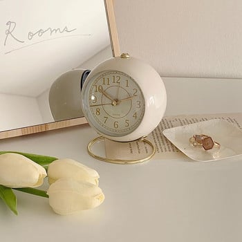 Безшумен нетиктакащ ретро винтидж будилник Настолен малък часовник с нощна светлина Кръгъл мини будилник за спалня, офис