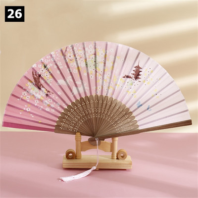 Vintage saliekamais ventilators ķīniešu klasiskais roku ventilators kāzu deju ballītes dekorēšanai. Ornaments japāņu mājas dekors