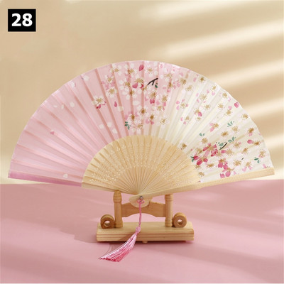 Vintage saliekamais ventilators ķīniešu klasiskais roku ventilators kāzu deju ballītes dekorēšanai. Ornaments japāņu mājas dekors