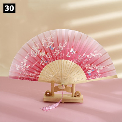 Vintage saliekamais ventilators ķīniešu klasiskais roku ventilators kāzu deju ballītes dekorēšanai. Ornaments japāņu mājas dekors