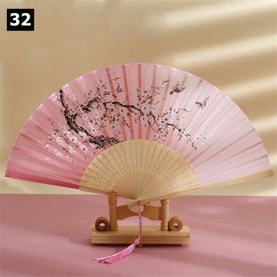 Vintage saliekamais ventilators ķīniešu klasiskais roku ventilators kāzu deju ballītes dekorēšanai. Ornaments japāņu mājas dekors
