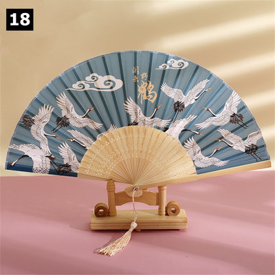 Vintage saliekamais ventilators ķīniešu klasiskais roku ventilators kāzu deju ballītes dekorēšanai. Ornaments japāņu mājas dekors