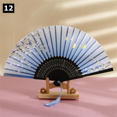 Vintage saliekamais ventilators ķīniešu klasiskais roku ventilators kāzu deju ballītes dekorēšanai. Ornaments japāņu mājas dekors