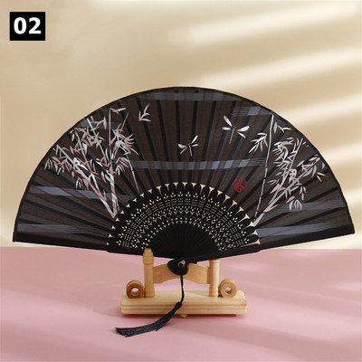 Vintage saliekamais ventilators ķīniešu klasiskais roku ventilators kāzu deju ballītes dekorēšanai. Ornaments japāņu mājas dekors