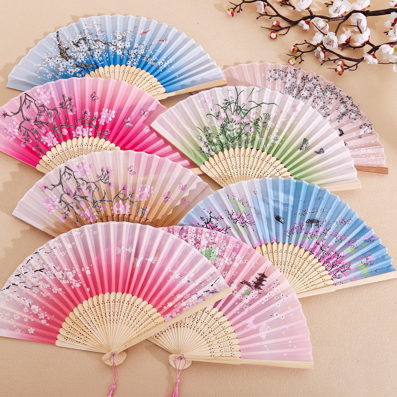 Vintage saliekamais ventilators ķīniešu klasiskais roku ventilators kāzu deju ballītes dekorēšanai. Ornaments japāņu mājas dekors