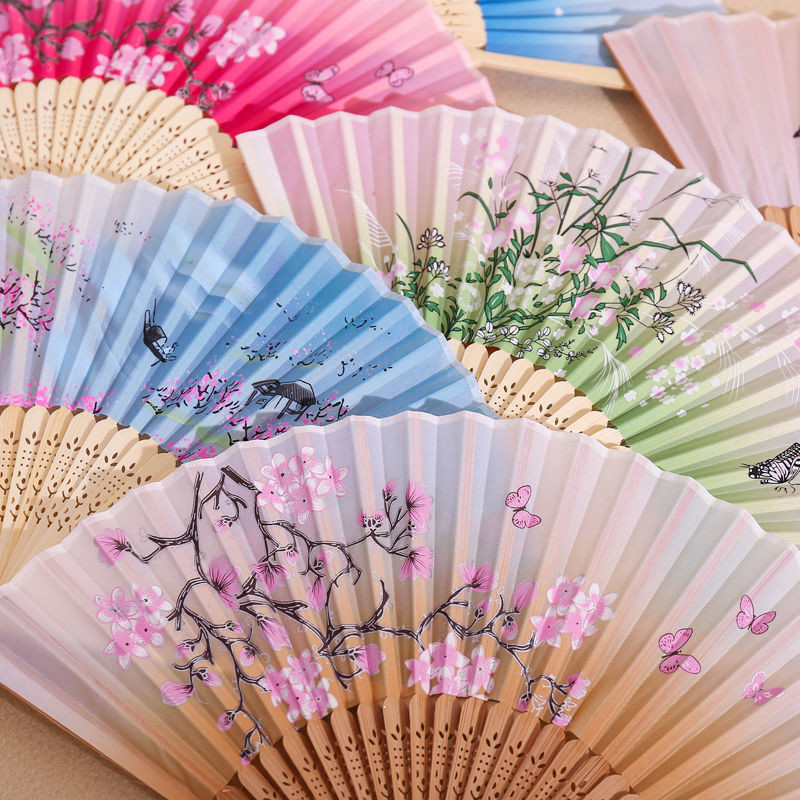 Vintage saliekamais ventilators ķīniešu klasiskais roku ventilators kāzu deju ballītes dekorēšanai. Ornaments japāņu mājas dekors