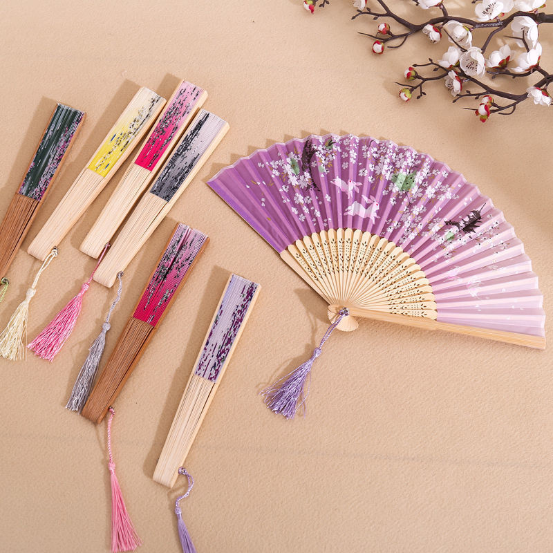 Vintage saliekamais ventilators ķīniešu klasiskais roku ventilators kāzu deju ballītes dekorēšanai. Ornaments japāņu mājas dekors