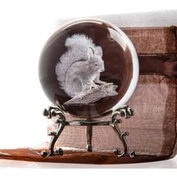 H&D 60 mm 3D кристална топка Лазерно гравирана стъклена фигурка на катерица Колекционерски предмети Пресапие Home Art Decor Стъклена сфера със стойка