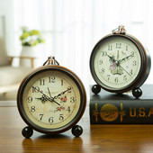Vintage budilica na baterije Metalna noćna svjetiljka Super tihi stolni kvarcni sat Vrijeme za spavaću sobu Polica na noćnom stolu