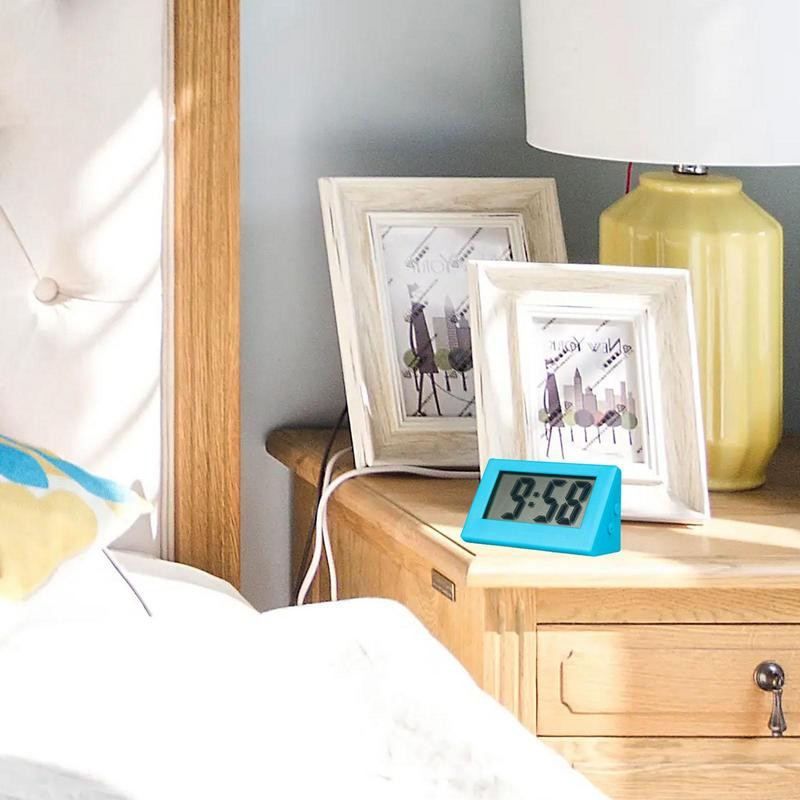 Digitālais pulkstenis mazs bez atzīmēšanas elektriskais modinātājs digitālais klusais pulkstenis Ar baterijām darbināms digitālais pulkstenis ar pogu bateriju biroja galds